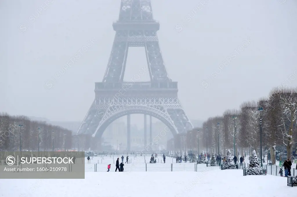 Eiffel tower and the park of Champ de Mars under the snow, in Paris,France,Europa