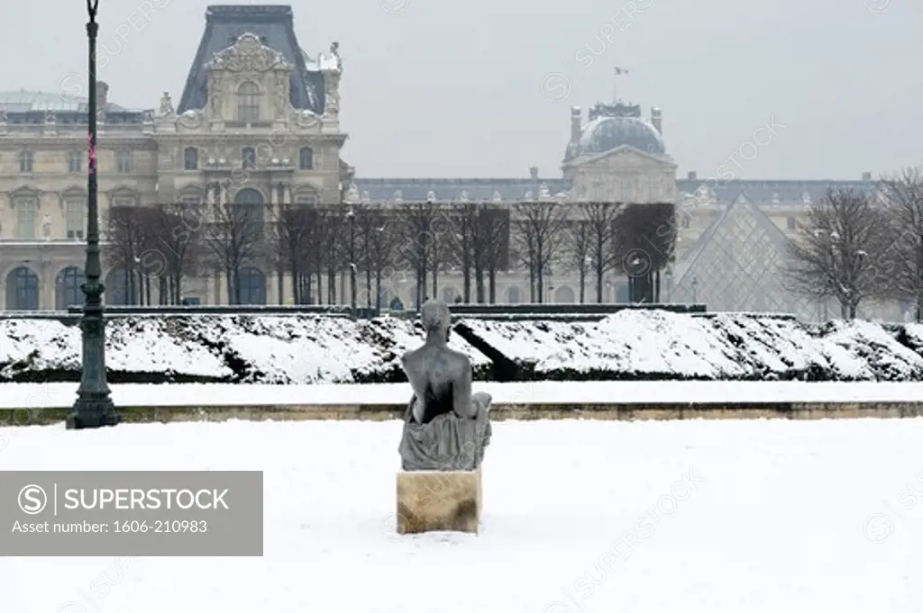 Statue of a classical nude in Paris's Jardins des Tuileries,Louvre museum and pyramid in the background,France,Europa