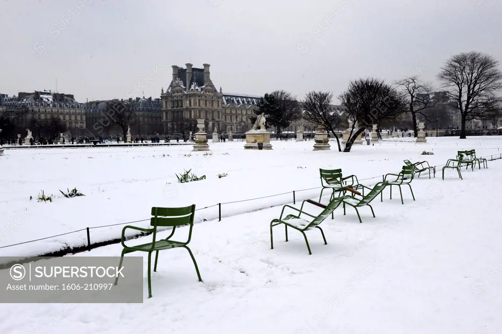 Paris's Jardins des Tuileries under the snow,France,Europa