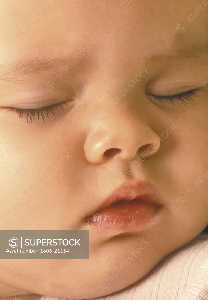 Gros plan sur visage d'un bébé endormi