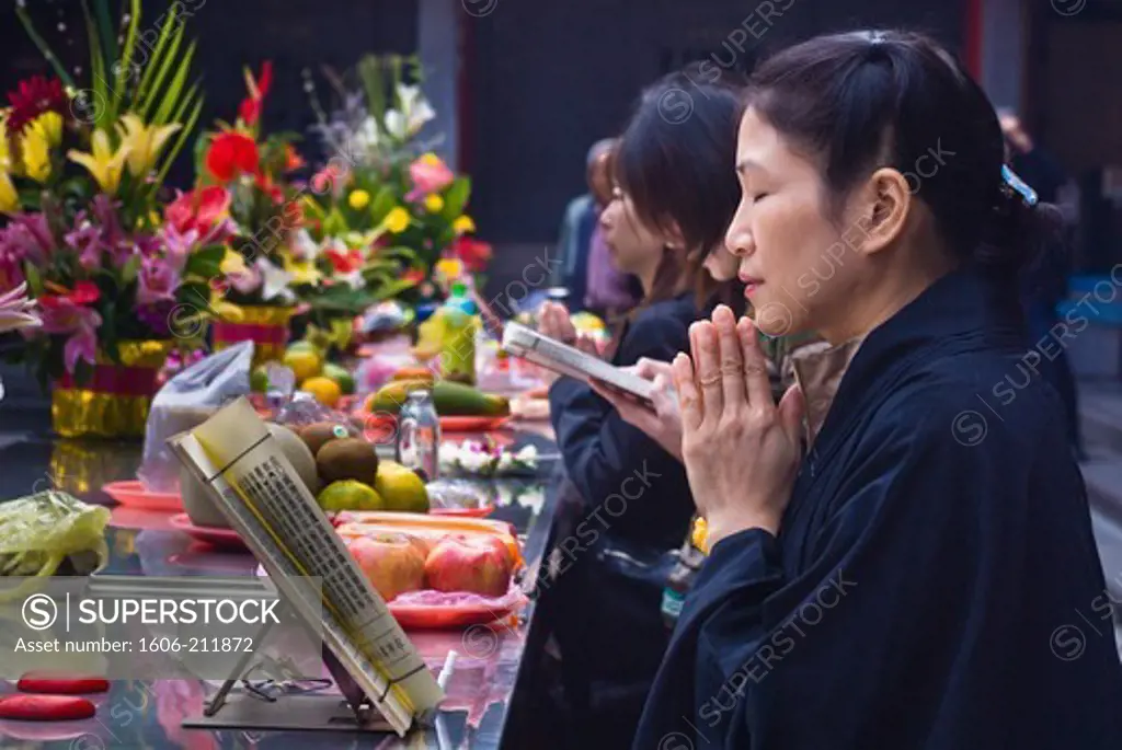 Taiwan, Taipei, Manka district, Longshan temple built in 1738 dedicated to the Buddhist Godess Kuan-in, a devotee prays during the Tsui Tsan ceremony dedicated to drowned people