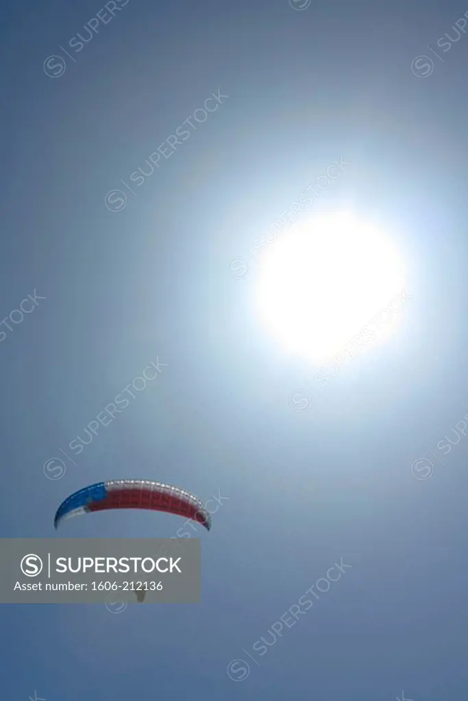 France, Normandy. Manche. Granville. The gusset plate. Paragliding.