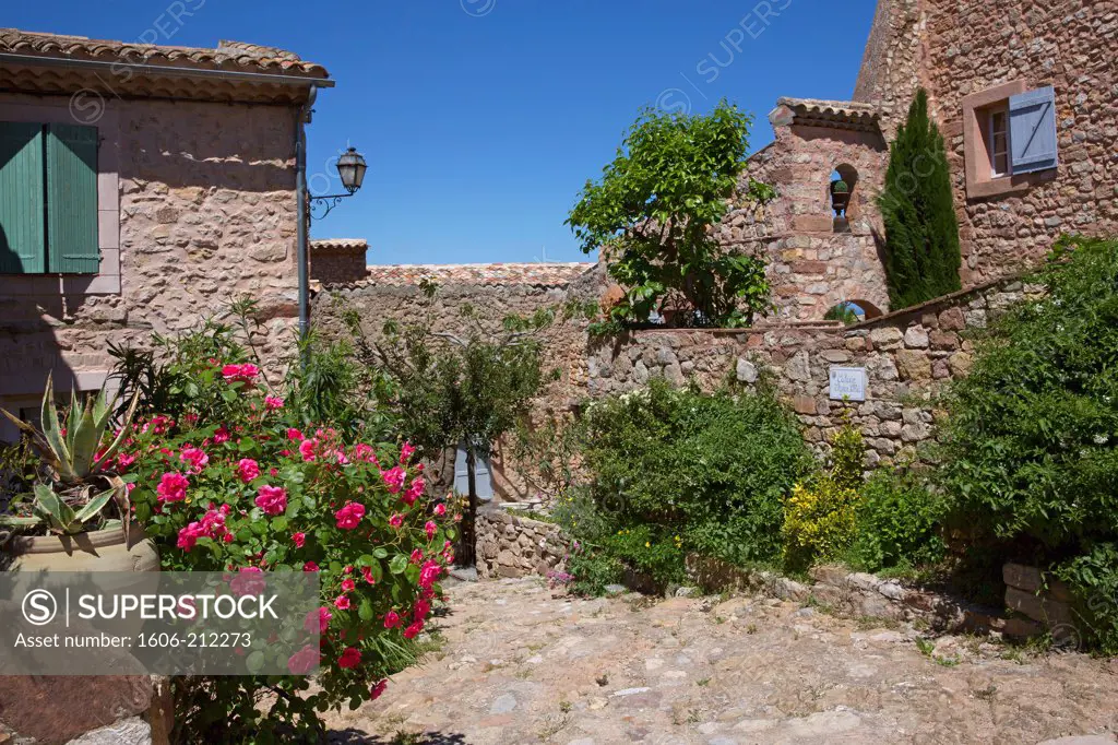 France, Var (83), Le Cannet-des-Maures hilltop village, the place and the old stone houses