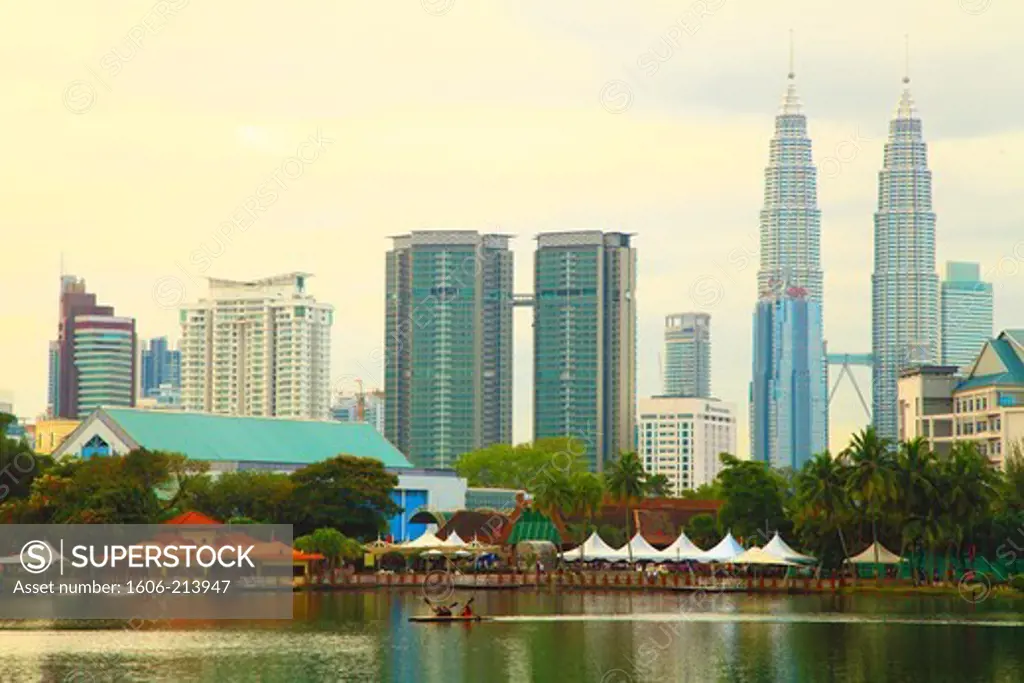 Asia,Malaysia, Kuala Lumpur, Lake Titiwangsa Gardens, skyline,