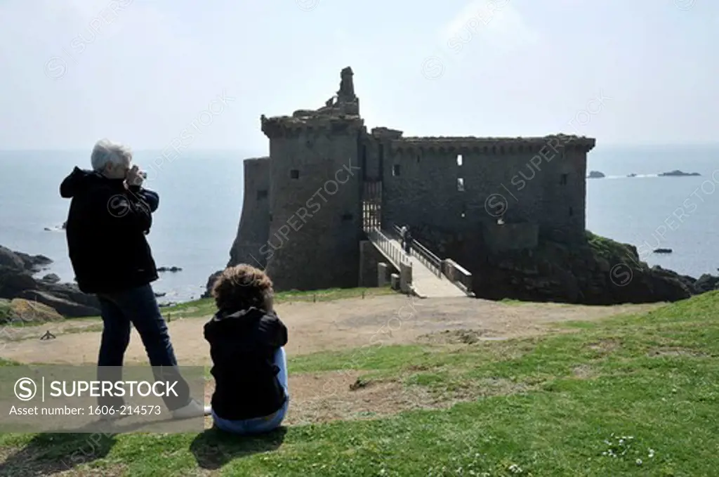 France, Vendée, Yeu island, Old Castle on the wild coast (14th century), visitors taking a picture of the site.