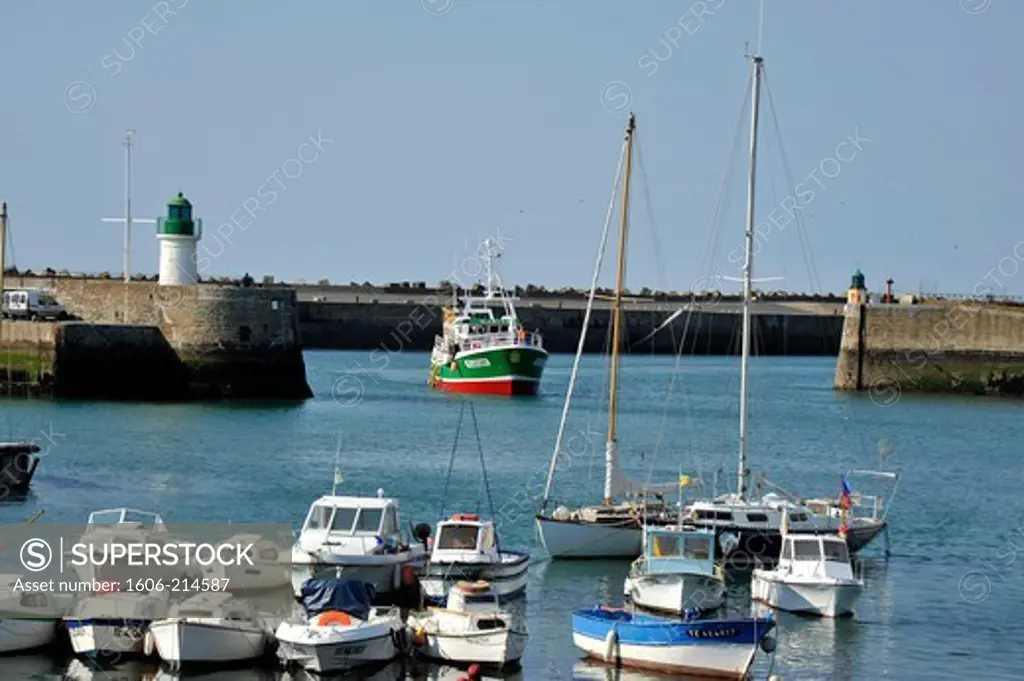 France, Vendée, Yeu island, fishing boat returning to Port-Joinville harbour.