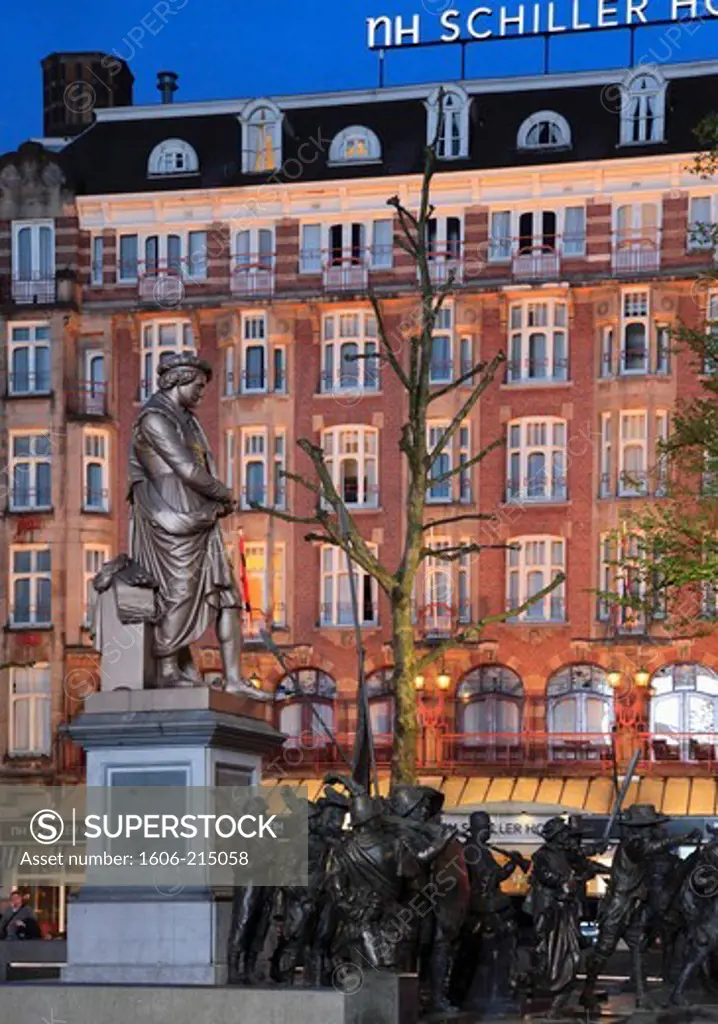 Netherlands, Amsterdam, Rembrandtplein, Rembrandt statue.
