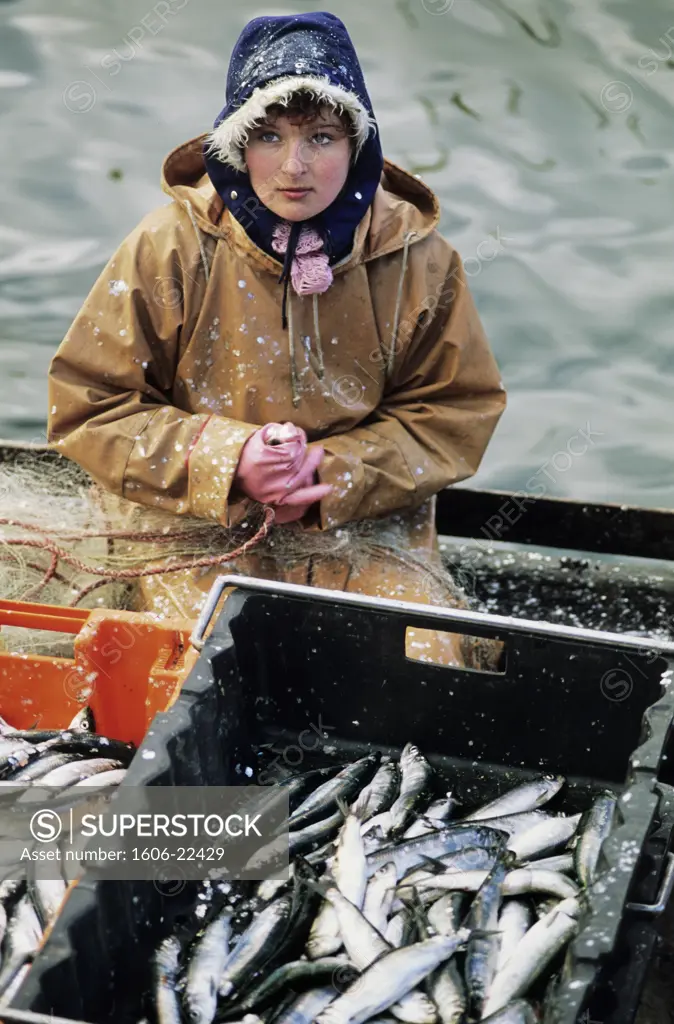 Germany, Mecklenburg-Western Pomerania, Wismar, fishing harbor, young woman in a boat