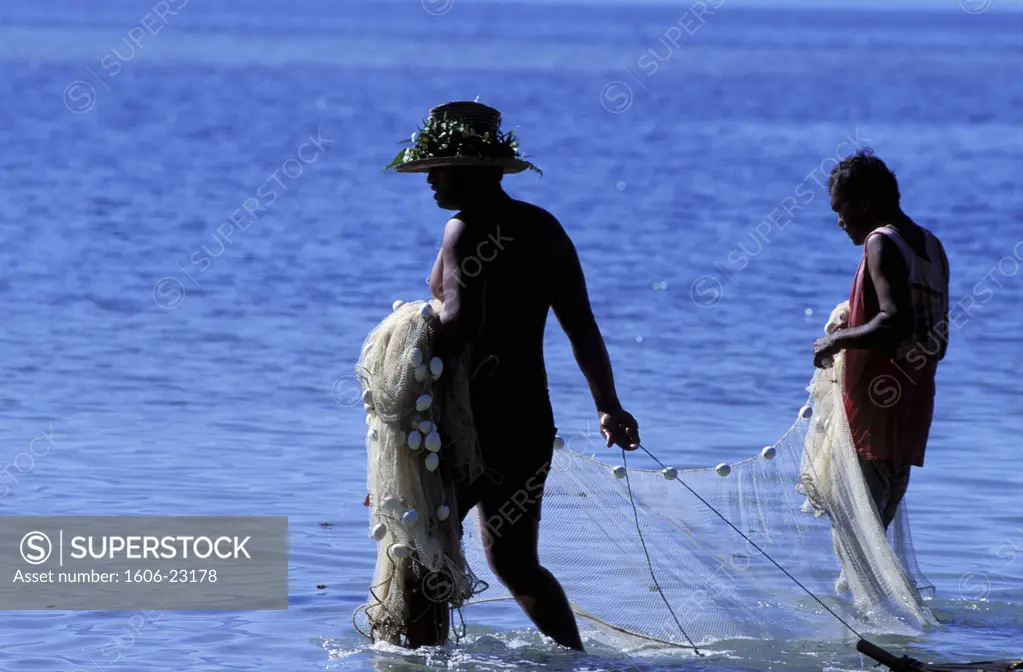 FRENCH POLYNESIA, FISHERMEN ON MOOREA ISLAND