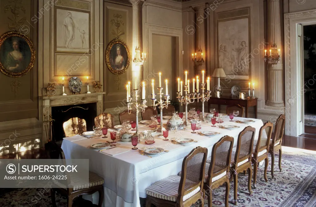 Florence, intérieur salle à manger d'un palais, table dressée pour 12 couverts, 4 chandeliers sur nappe blanche et sur murs