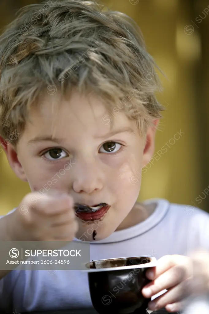 IN*Portrait Yannick posant, mangeant crème au chocolat dans petit pot