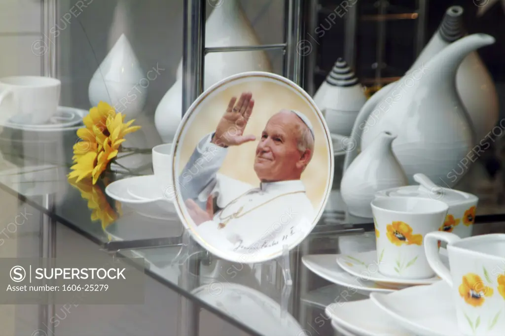 IN*Pologne, Cracovie, vitrine de magasin, gros plan sur assiette en porcelaine avec photo du Pape Jean-Paul II, tasses