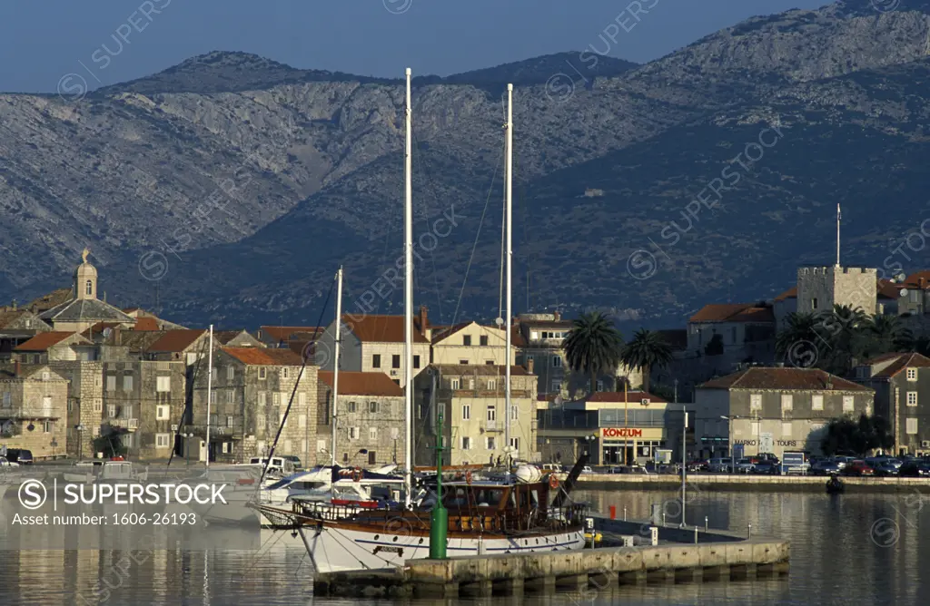 Croatie, Dalmatie, Korcula, voiliers au port, montagne de la presqu'ile de Peljesac en arrière-plan