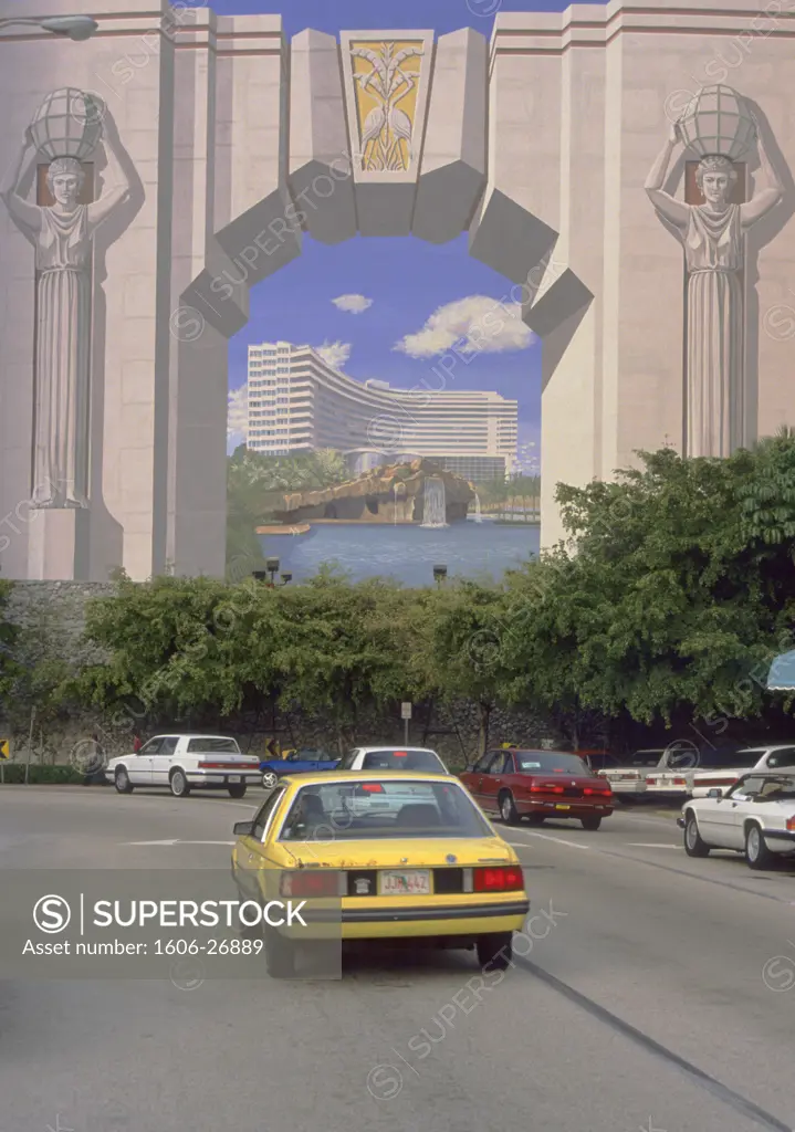 USA, Florida, Miami Beach, Collins Avenue, trompe-l'oeil picture on facade, cars