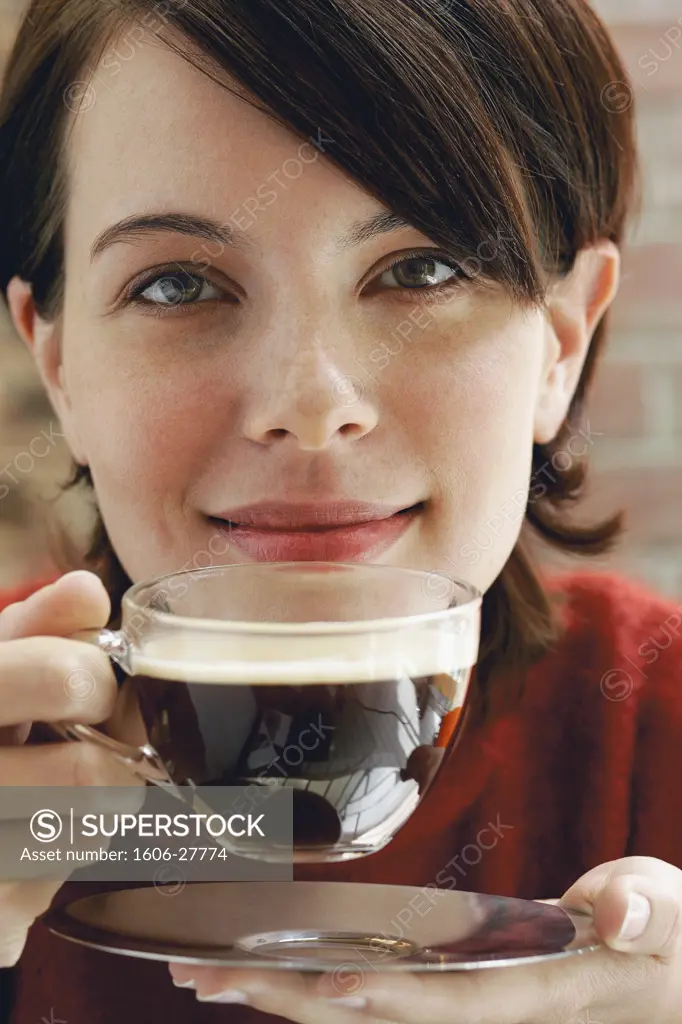 IN*Portrait Ema posant souriante, buvant café, débardeur rouge