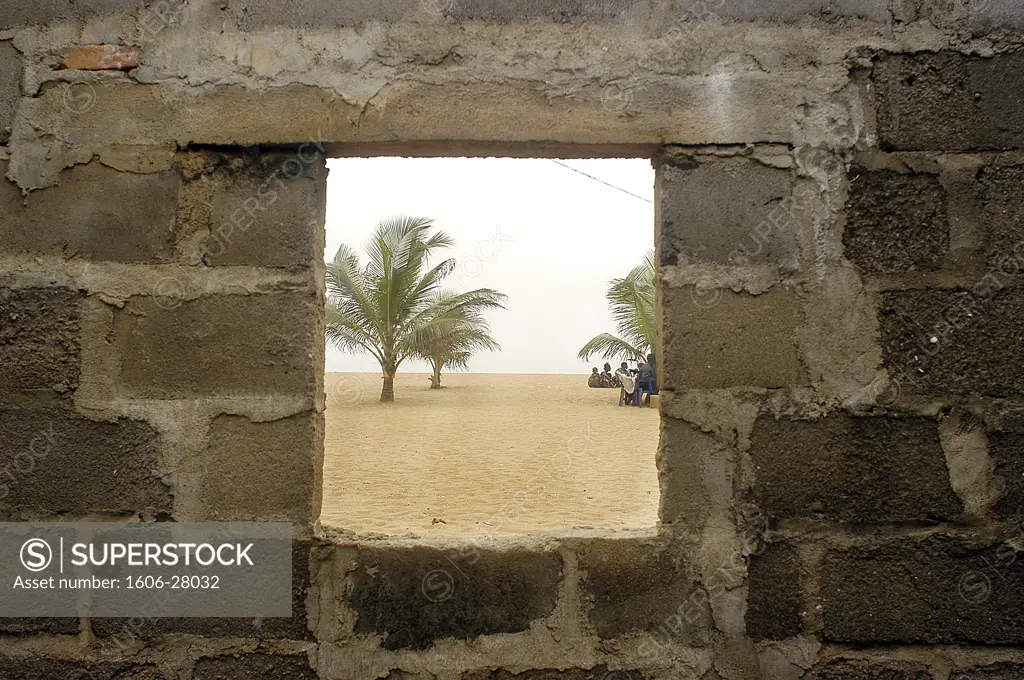 IN*Bénin, Grand Popo, plage vue à travers un mur de parpaings
