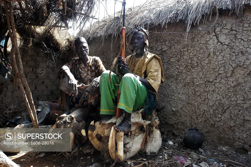 IN*Mali, fleuve Niger, chasseurs (dozos) posant assis sur cranes d'hippopotames, fusil