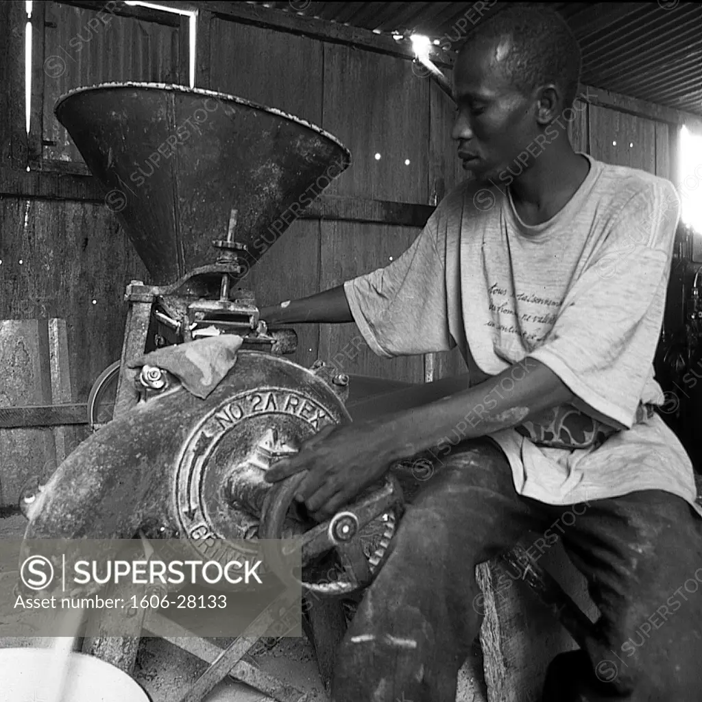 IN*Noir et blanc, Burkina Faso, Po, meunier de l'ethnie Gourounsi travaillant sur machine