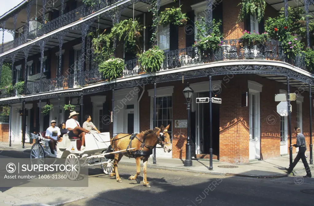 USA, Louisiana, New Orleans, Vieux Carré ("The Quarter"), intersection of Royal and Dumaine streets, tourists in horse-drawn carriage, colonial house