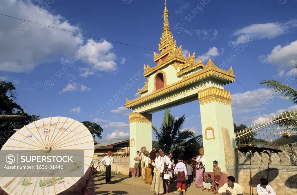 Burma, Shan state, Pindaya, full moon festival, temple gate