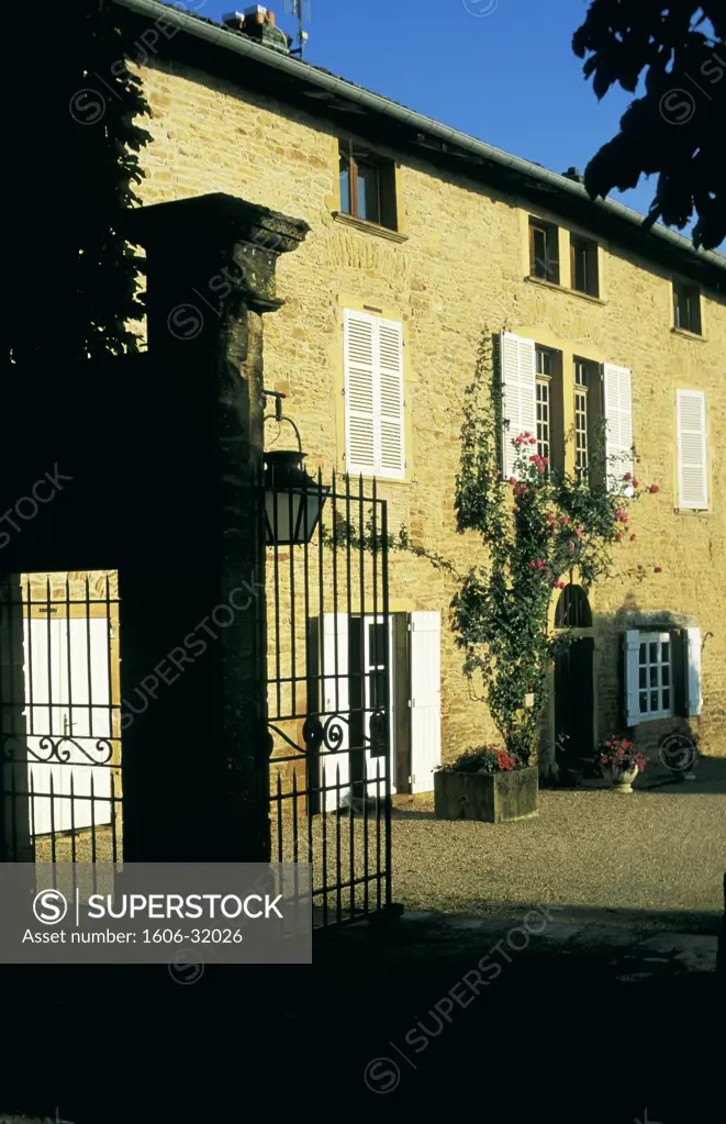 France, Burgundy, Saone et Loire, Vinzelles, winemaker house facade