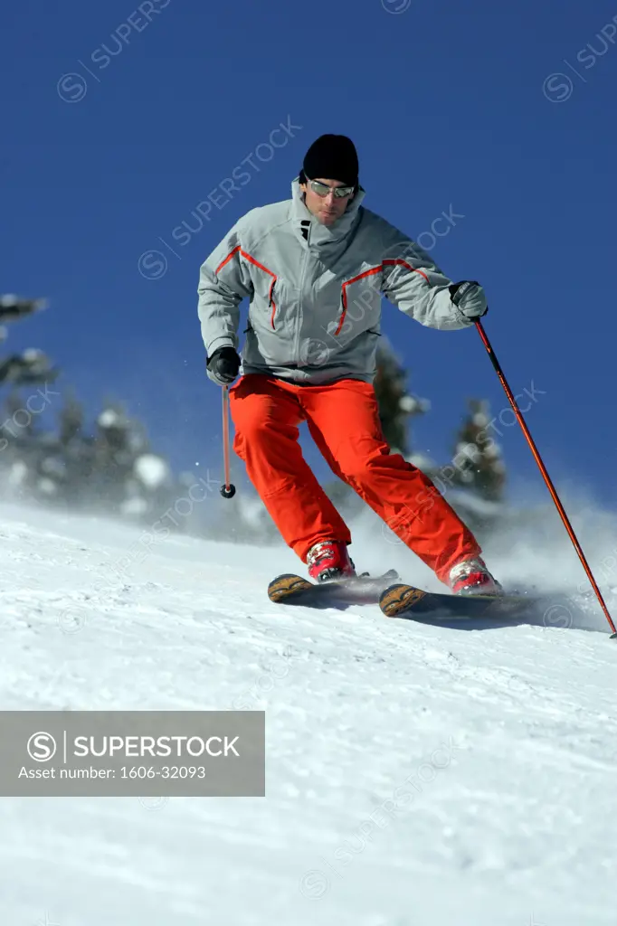 France, Rhône-Alpes, Savoie, Courchevel, man skiing