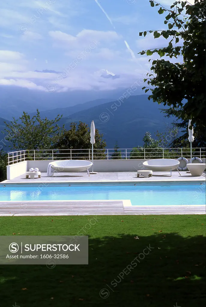 Swimming pool, 2 white sofas, mountains in background