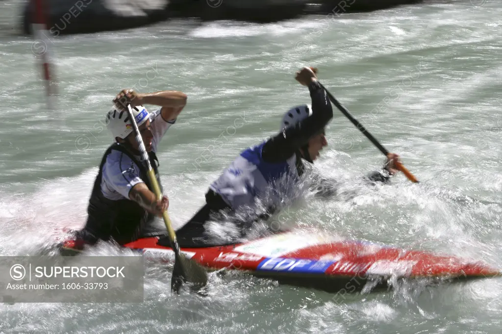 France, Provence-Alpes-Côte d'Azur, Hautes Alpes, L'Argentière la Besse, French Canoe  Championship, 2005, men on canoe
