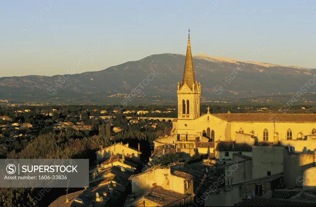 France, Provence-Alpes-Côte d'Azur, Vaucluse, Carpentras, overall view, église Notre Dame de l'Observance, mont Ventoux