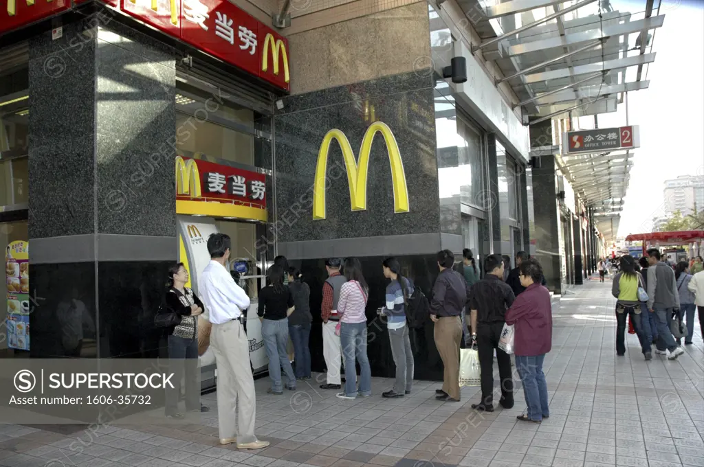 China, Beijing, Wangfujing street, queue in  front of Mc Donald' s restaurant