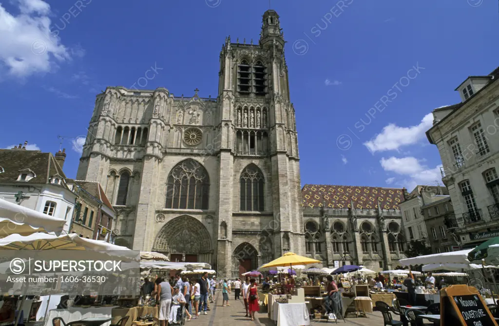 France, Burgundy, Yonne, Sens, potters market on cathedral square