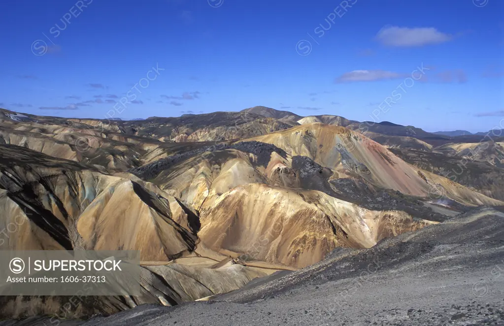 Islande, région sud, réserve de Fjaballak, montagnes de Landmannalaugar, roches volcaniques "rhyolites" et lave noire, ciel bleu