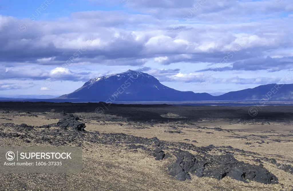 Islande, Askja, paysage volcanique, pierre ponce et laves noire, volcan Herdubreid en arrière-plan