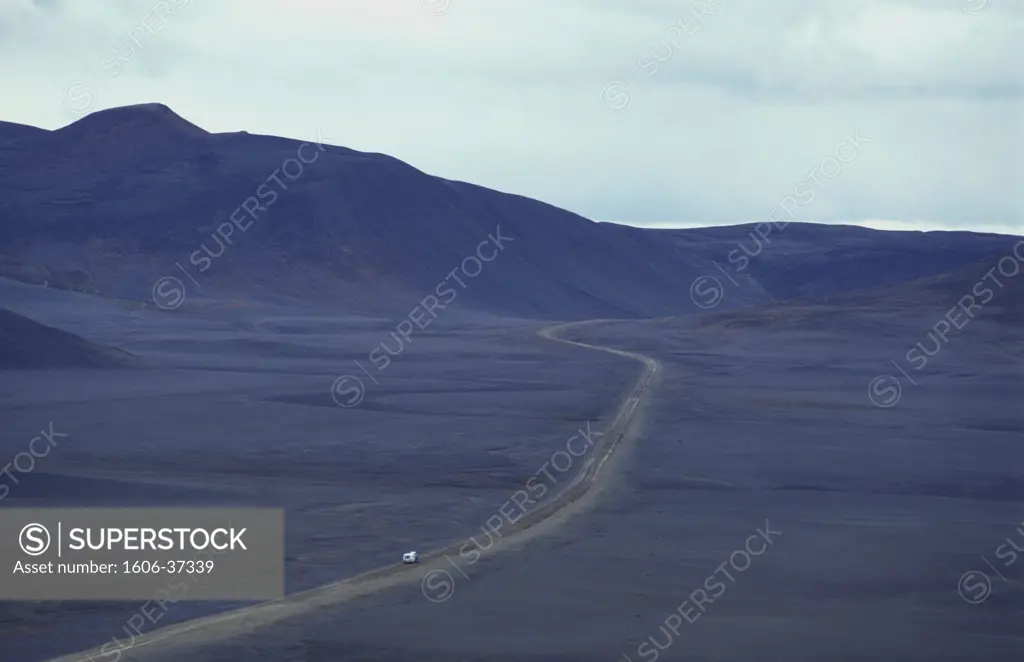 Islande, région nord-est, désert de lave volcanique noire de Jokuldalsheidi, voiture sur piste