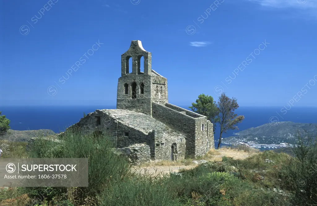 Espagne, Catalogne, monastère de Sant Pere de Roda, mer en arrière-plan, ciel bleu