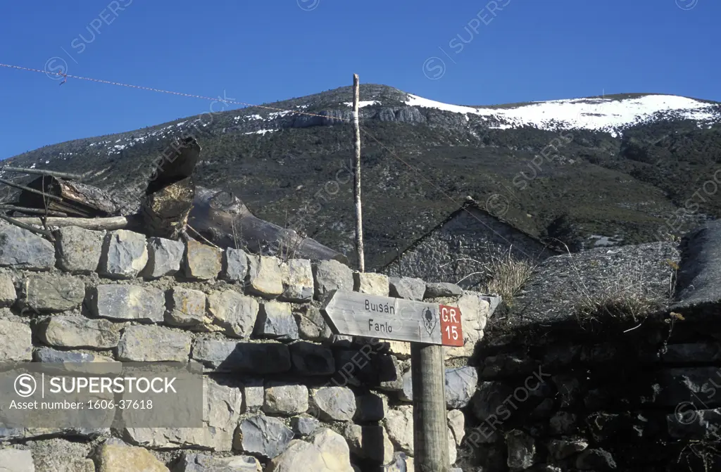 Espagne, Aragon, parc national d'Ordesa et du Mont Perdu, Nerin, vallée du rio Aso, balise du GR 15 (sentier de grande randonnée), muret de pierres