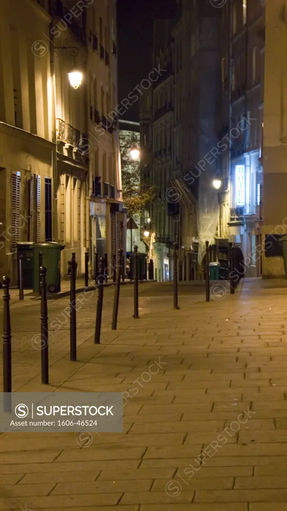 Paris 2nd arrondissement. street of "La lune". Nght. city light.