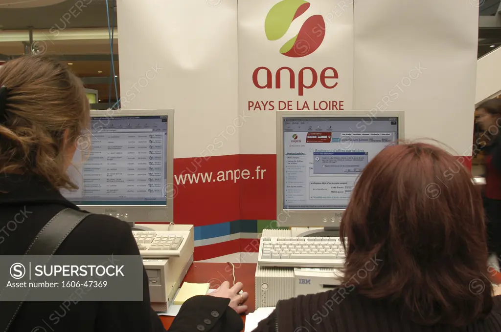 France, Pays de la Loire, Loire-Atlantique, St Herblain, 2 women looking at job offers