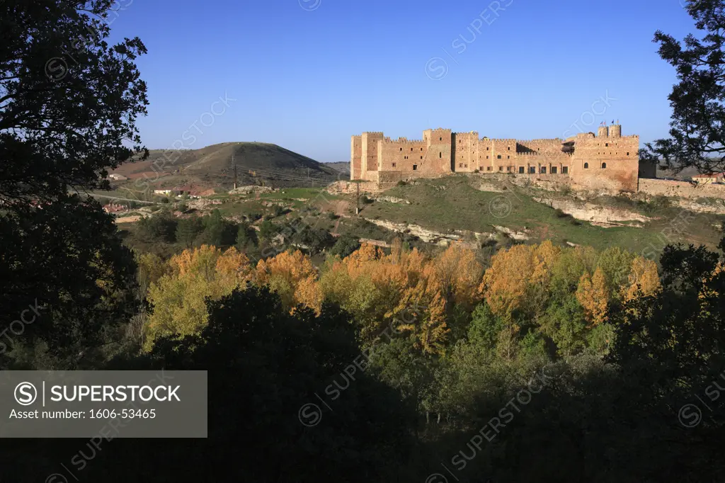 Espagne, province de Guadalajara (Communaute autonome de Castilla La Mancha) : le Parador de Siguenza (chateau medieval du XII eme siecle) perche au sommet du village