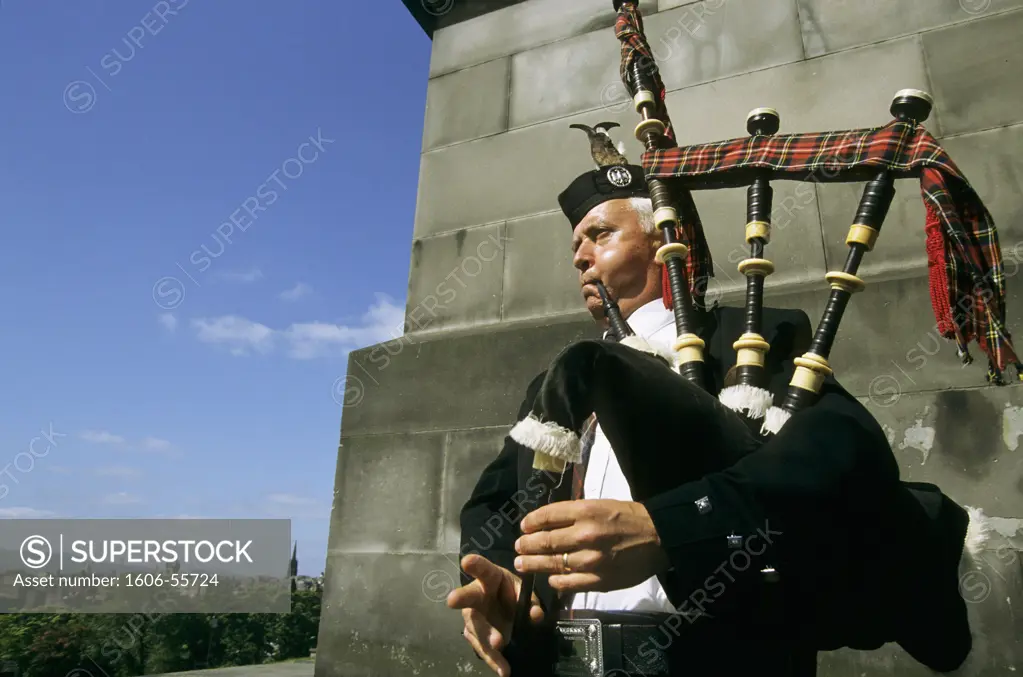 Scotland, Edinburg, man playing pipes