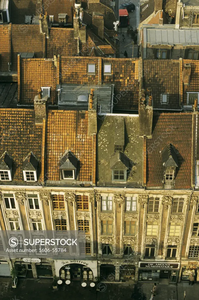 59. Lille, vieille ville, vue plongeante sur place du thétre, alignement de Beau regard, toits d'immeubles, ancien