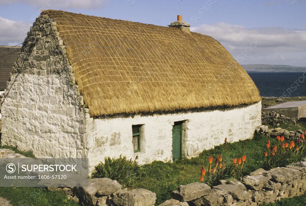 Ireland, Connemara, Aran islands, Inisheer, thatched house