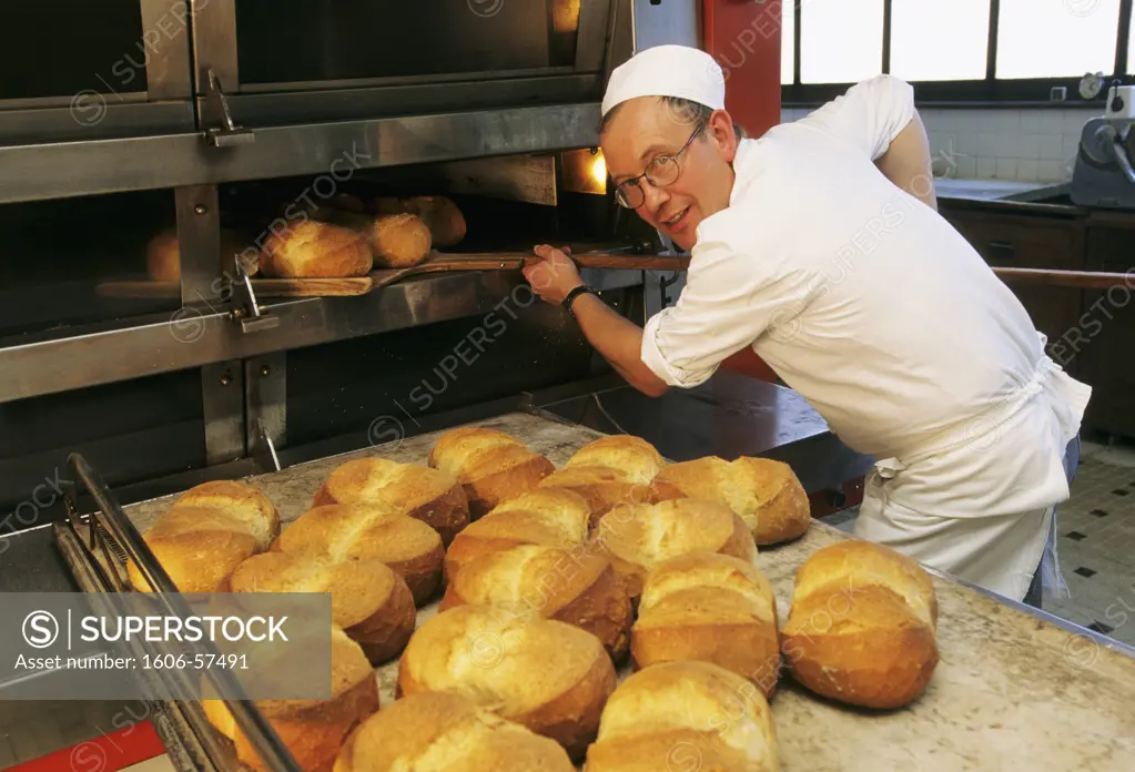 France, Brittany, Côtes d'Armor, St Brandan, baker at work