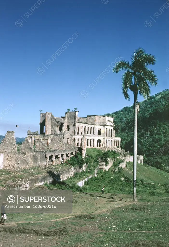 Haiti, la Citadelle, vestiges, palmier, verdure, ciel bleu