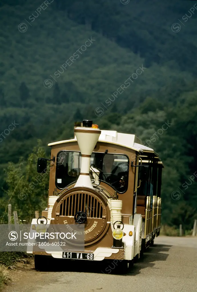 68. Riquewihr, petit train touristique de face sur route
