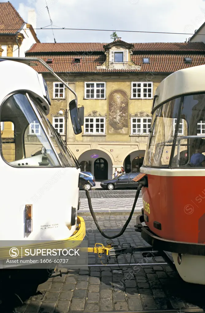République Tchèque, Prague, détail deux wagons d'un tramway sur place Malostranké, fresque sur façade en arrière-plan