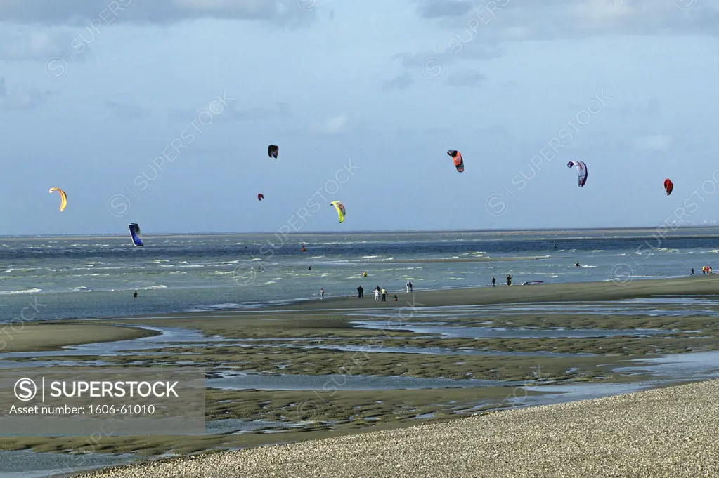 France, Picardie, Somme, Cayeux-sur-Mer, kitesurfing on the beach