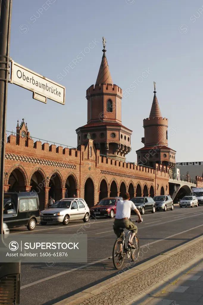 Germany, Berlin, Friedrichshain, Oberbaumbrücke, cars and bicycle