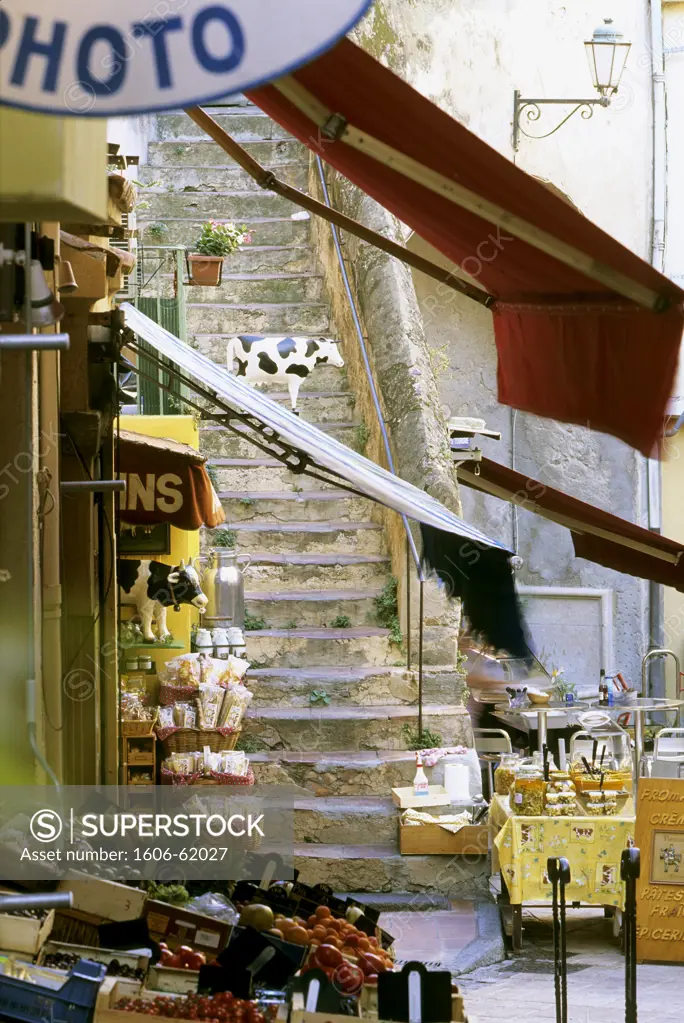 France, Provence-Alpes-Côte d'Azur, Var, St Tropez, alley in the old town with grocery and old stone stairs