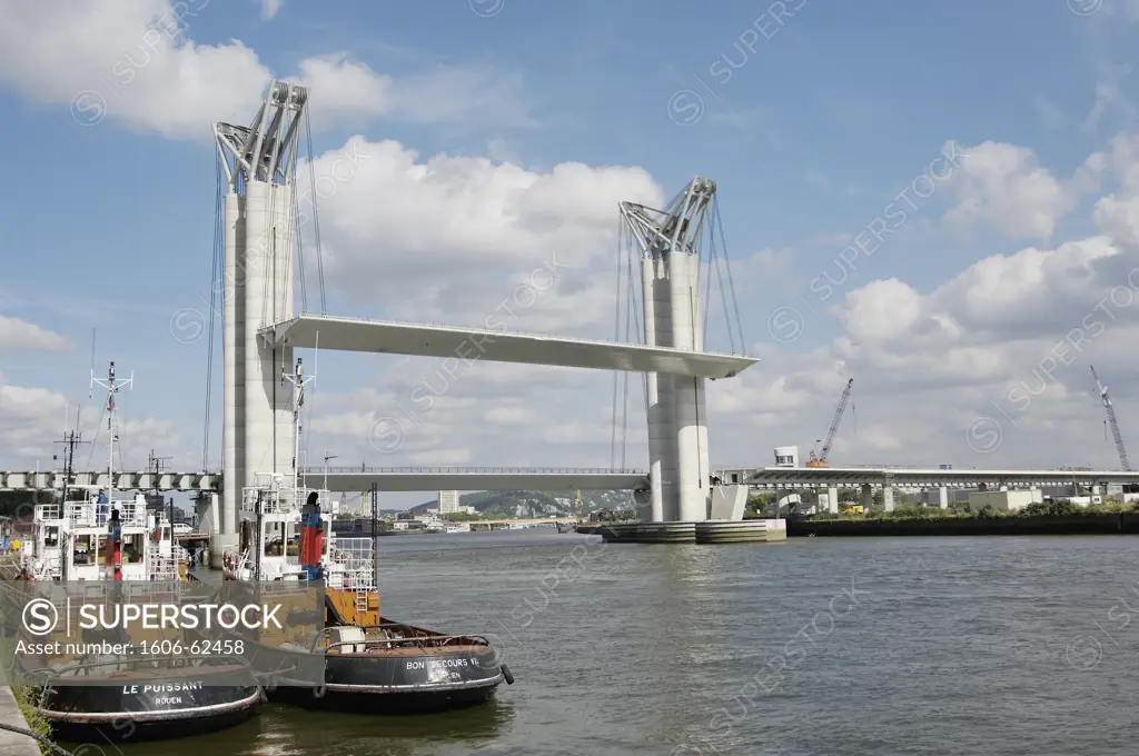 France, Haute-Normandie, Seine-Maritime, Rouen, lift bridge construction, tugs